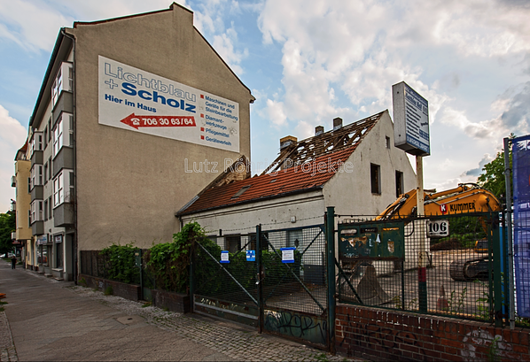 Berlin, Bauerngehöft Mariendorfer Damm 106. Blick auf das zum Abbruch bestimmte Bauernhaus.