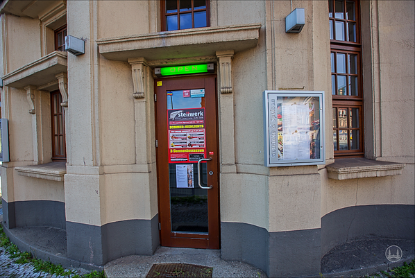 Stellwerk Lio in Berlin Lichterfelde - Ost. Zugang zum Restaurant "Stellwerk" vom ehe. Toilettengebäude aus.