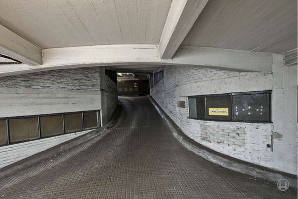 Der Kant-Garagen-Palast. Eine der letzten Großgaragen Europas. Lange Zeit abbruchgefährdet, konnte der Denkmalschutz dies durch eine Unterschutzstellung verhindern.