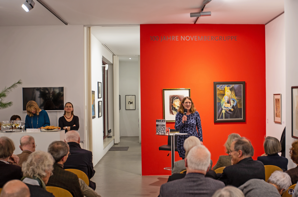 Bruno Taut. Präsentation in der Salongalerie Möwe. Frau Unda Hörner bei ihrem Vortrag.