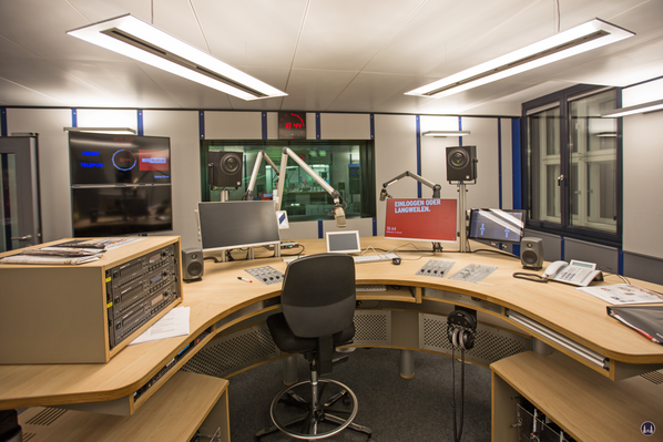 Die rbb Abendschau. Ein Besuch im Sendezentrum. Blick in ein Radio - Aufnahmestudio.