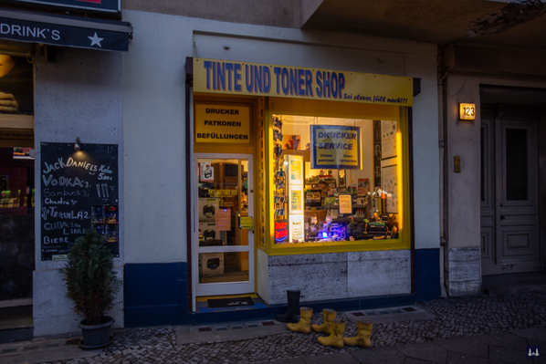 Tinte und Toner SHop, Tempelhofer Damm Berlin. Laden mit dem Gummistiefeln davor.