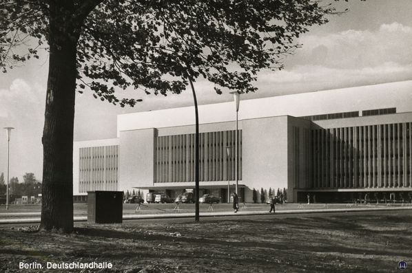 Ist Denkmalschutz nur ein anderer Begriff für Bauerwartungsland? Ansicht der Deutschlandhalle vor Abbruch.