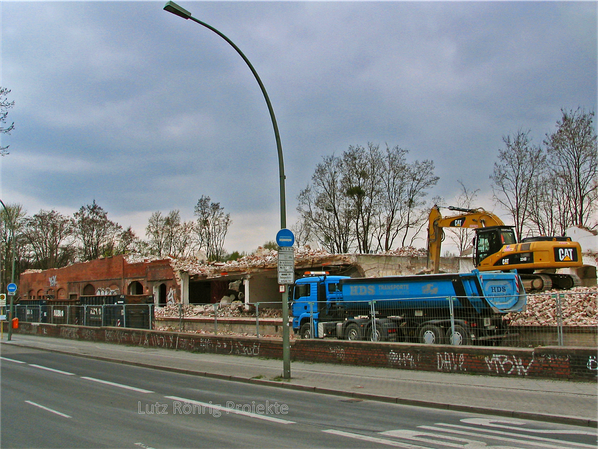 Zollpackhof der Anhalter Bahn, Berlin, Yorckstraße. Abbrucharbeiten mit Bagger und LKW.