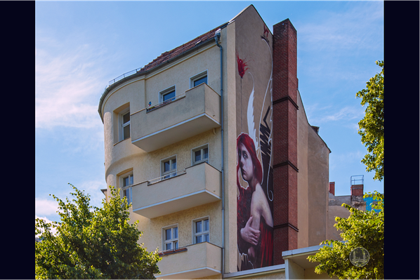Street Art in Berlin. Zu schön, um wegzusehen. Engel in der Körtestraße.