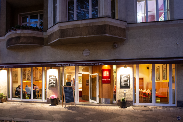 Das Kang Feng am Platz-der-Luftbrücke, Manfred-von-Richthofen-Straße 6. Das Restaurant am Abend.