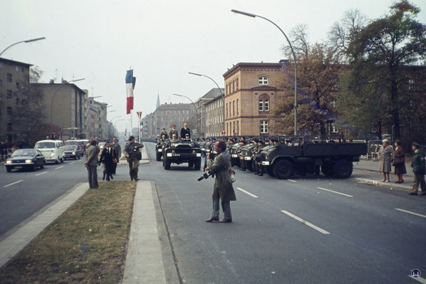 Besuch des französischen Staatspräsidenten Valery Giscard d'Estaing in Berlin, 1979. Der Präsident naht.