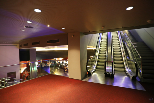 CineStar Kino im Sony Center Berlin. Zwischenpodest.