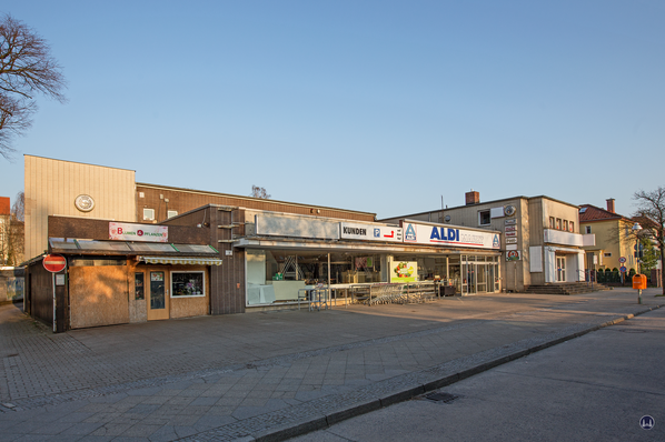 Die Bismarck-Lichtspiele in Berlin-Lichtenrade, Zescher Straße. Frontansicht des ehemaligen Kinos und der Supermarktzeile vor dem Abbruch.