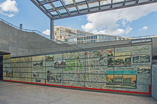 Bahnhof Potsdamer Platz. Fotowand zur Geschichte des Platzes.