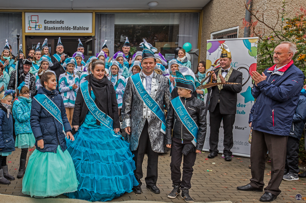 Karneval in Blankenfelde-Mahlow. Die beiden Prinzenpaare und Bürgermeister Ortwin Baier.