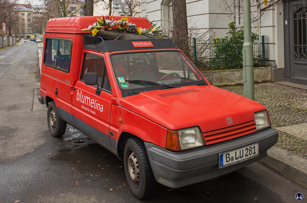 Blumelinas Lieferwagen - auffällig durch das Gesteck auf dem Dach.