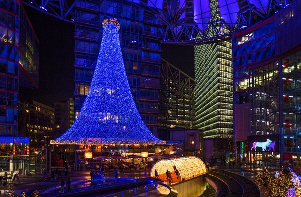 CineStar Kino im Sony Center Berlin. Blick vom Umgang des IMAX - Kinos auf den Platz im Sony - Center