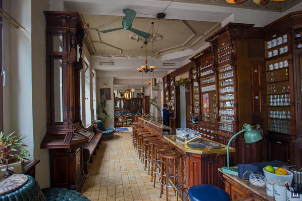 Oranien - Apotheke und Brasserie Ora, Berlin - Kreuzberg. Blick auf die Theke in Richtung des hinteren Gastbereiches.