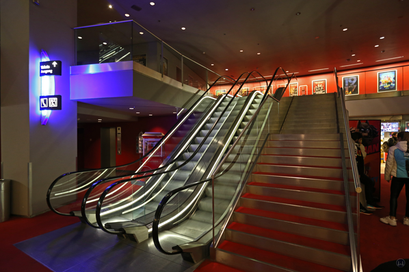 CineStar Kino im Sony Center Berlin. Das untere Ende der Fahrtreppen im Kinobereich.