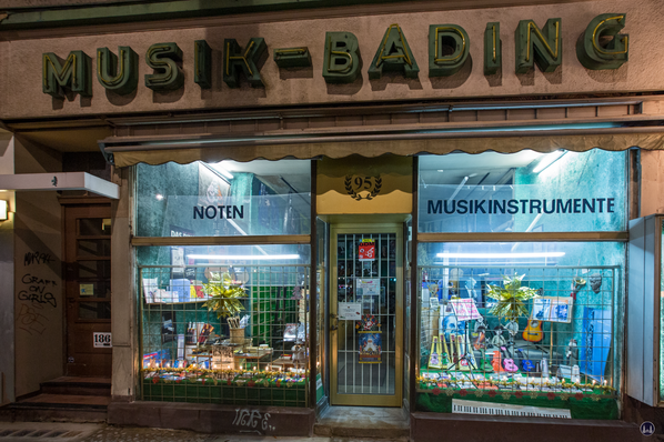 Musikhaus Bading in Berlin - Neukölln, Karl - Marx - Straße. Schaufenster an der Karl - Marx- Straße.