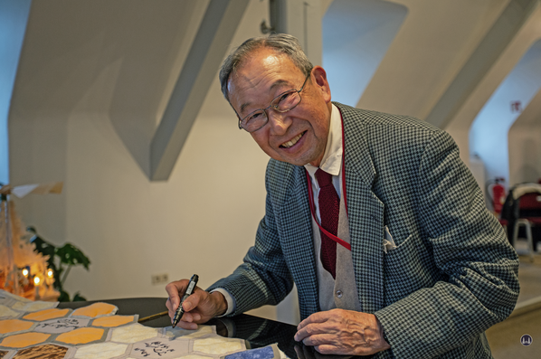 Bruno Taut, Blankenfelde-Mahlow. Professor Dr. Tanaka bei der Unterschrift einer künstlerischen Tafel.