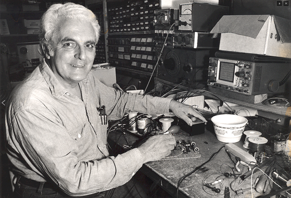 Robert (Bob) Moog in seiner Werkstatt. Quelle: Moogseum