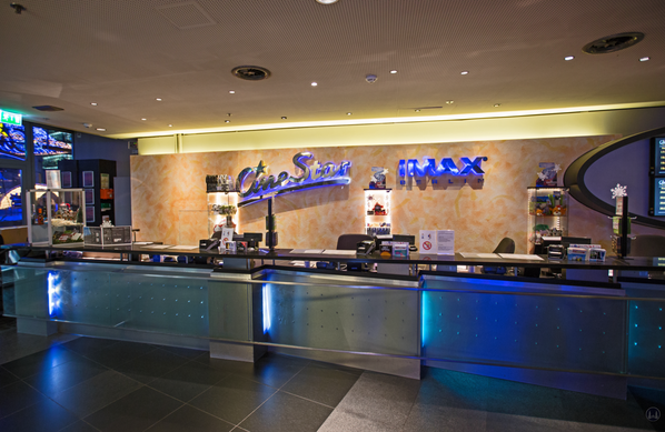 CineStar Kino im Sony Center Berlin. Der Kassenbereich im Foyer.