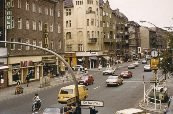Musikhaus Bading in Berlin - Neukölln. Das Eckhaus Karl-Marx-Straße Anfang der 1980er Jahre. Foto Sammlung Lutz Röhrig.