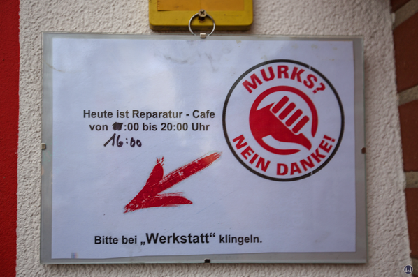 Reparaturcafé Dirschelweg, Berlin-Marienfelde. Schild an der Eingangstür.