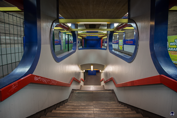 Treppenabgang von der Bahnsteigmitte zum Untergeschoss Richtung Osloer Straße.