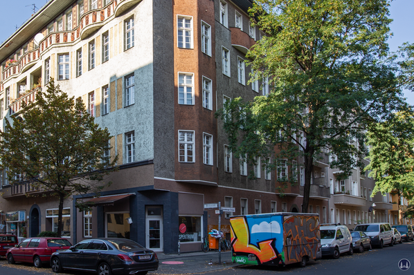 In den ehem. Ladenräumen an der Ecke zur Bürknerstraße befindet sich die von Frau Lieke Ploeger und Herrn Alfredo Ciannameo geführte Kunstgalerie "Spektrum". Typisch für das Taut - Haus sind die angeschnittenen Ecken im EG. In Resten vorhanden die