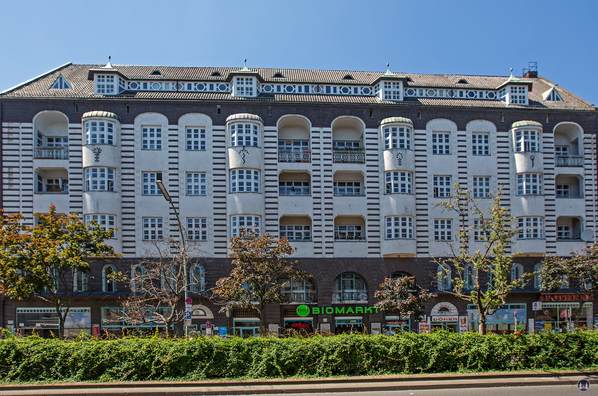 Taut-Haus Kottbusser Damm Ecke Bürknerstraße. Zweites Haus Bruno Tauts am Kreuzberger Teil des Kottbusser Damms.