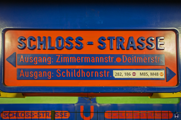 Das Ensemble U - Bahnhof Schloßstraße. Hinweisschild im Round- Edge - Design und in den Farben der Endsiebziger.