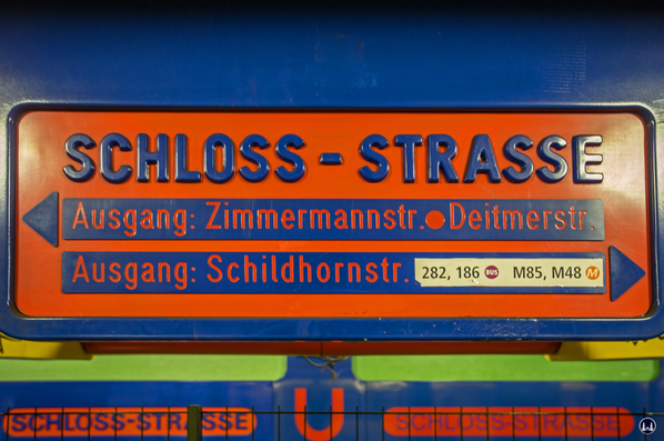 Hinweisschild im Round-Edge-Design und in den Farben der Endsiebziger.