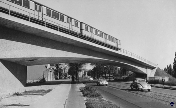 Die Brücke der U6 über die Scharnweberstraße einige Jahre nach ihrer Fertigstellung.