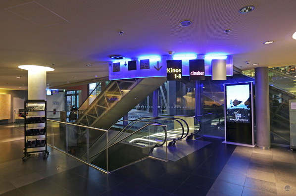 CineStar Kino im Sony Center Berlin. Die Fahrtreppen im Foyer.