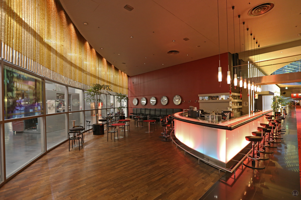 CineStar Kino im Sony Center Berlin. Fenster an der Bar. 
