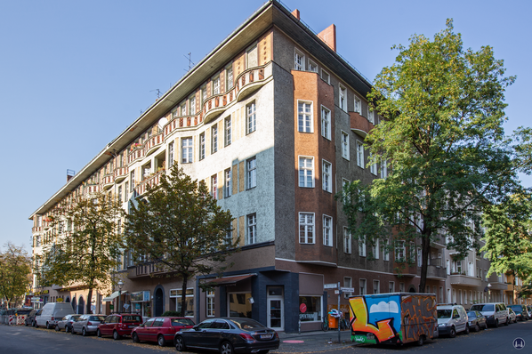 Taut-Haus Kottbusser Damm Ecke Bürknerstraße. Fassadenansicht der Ecke zur Spremberger Straße.