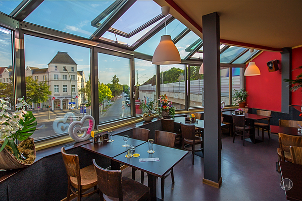 Stellwerk Lio in Berlin Lichterfelde - Ost. Blick aus dem unteren Restaurantbereich des "Stellwerks" zum Kranoldplatz.