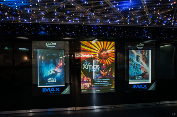 CineStar Kino im Sony Center Berlin. Werbung für das IMAX im Durchgang zum Regionalbahnhof Potsdamer Platz.