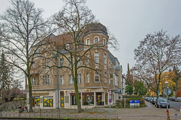 Bergemann Besteck- und Silberwaren. Berlin Lichterfelde West, Drakestraße. Außenansicht mit Coiffeur Sascha Lichtner