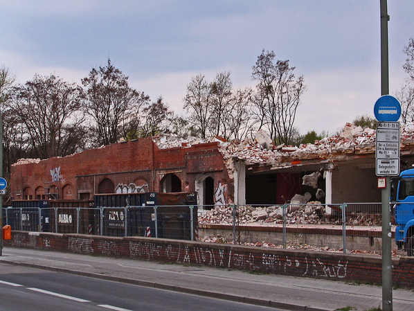 Zollpackhof der Anhalter Bahn, Berlin, Yorckstraße. Mauerreste an der Yorckstraße.