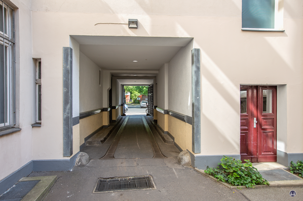 Gewerbehof Körtestraße 10 in Berlin - Kreuzberg. Blick vom 1. Hof durch die Toreinfahrt auf die Körtestraße.