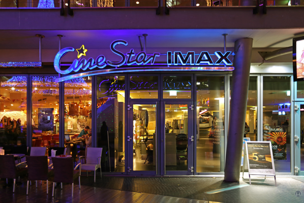 CineStar Kino im Sony Center Berlin. Schriftzug über dem Foyer.