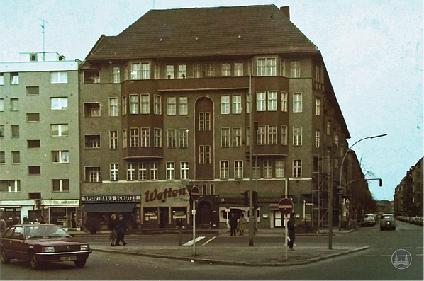 Taut-Haus Kottbusser Damm Ecke Bürknerstraße. Ansicht Kottbusser Damm mit griechischem Restaurant, Wettbüro und dem Sporthaus Schütze. 