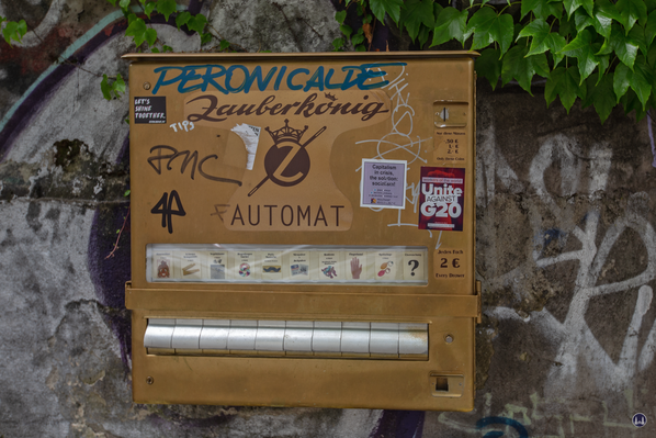  Der Zauberkönig in Berlin - Neukölln. Der Zauberkönig - Automat vor dem alten Laden in der Hermannstraße.