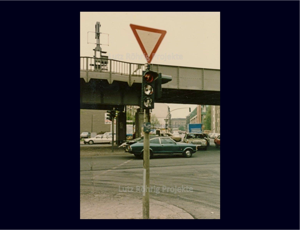 Eine zerstörte Verkehrsampel - Symbol für die Chaosnacht vom 1. Mai 1987 in Berlin.