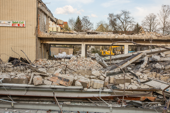 Die Bismarck-Lichtspiele in Berlin-Lichtenrade, Zescher Straße. Frontansicht des ehemaligen Kinos und der Supermarktzeile während des Abbruchs. Detailansicht.
