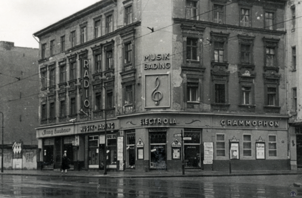 Das Eckhaus Karl-Marx-Straße von Bading in den 1960er Jahren. Foto Sammlung Lutz Röhrig.