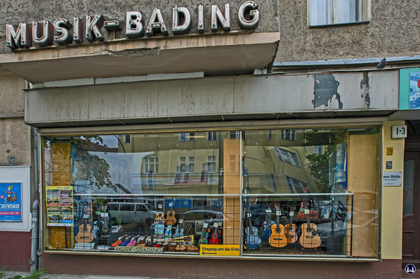 Musikhaus Bading in Berlin - Neukölln. Schaufenster Thomasstraße.