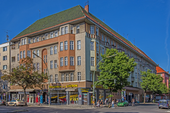 Taut-Haus Kottbusser Damm Ecke Bürknerstraße. Fassadenansicht Kottbusser Damm.