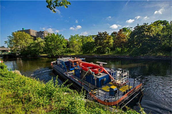 Brückenprüfschiff Argusauge am Tempelhofer Ufer.