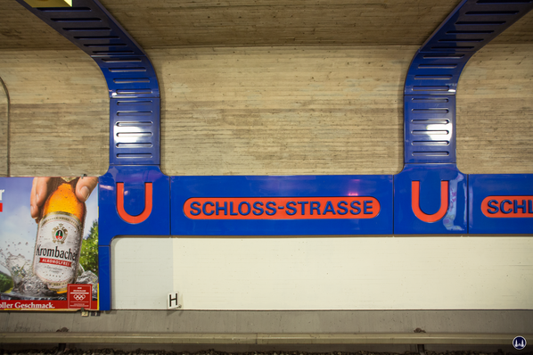 Das Ensemble U - Bhnhof Schloßstraße. Hosalitverkleidung im U - Bahnhof.