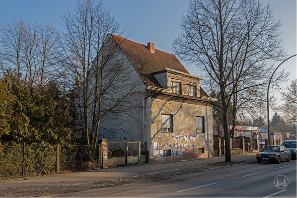 Das Geisterhaus vom Lichtenrader Damm in Berlin. Blick auf die Garteneinfahrt.